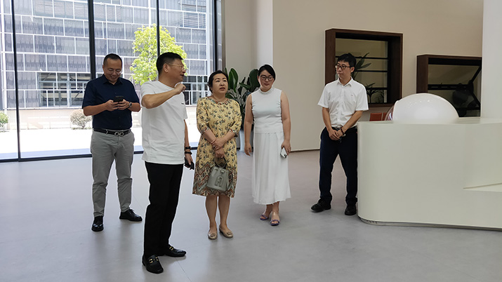 中國建筑裝飾協(xié)會材料應(yīng)用分會秘書長梁宏瑀蒞臨歐大師參觀考察